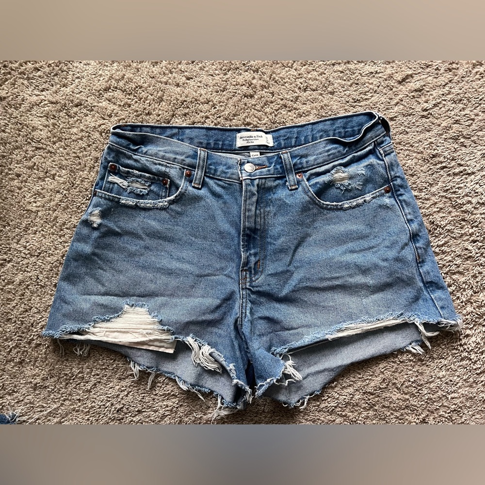 Abercrombie & Fitch boyfriend short, mid rise